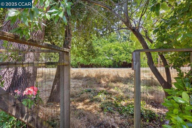 115 Saint Jean Ct, Danville CA: https://media.crmls.org/mediaz/fd3ca304-9e26-4d92-bcda-d24e6891332f.jpg