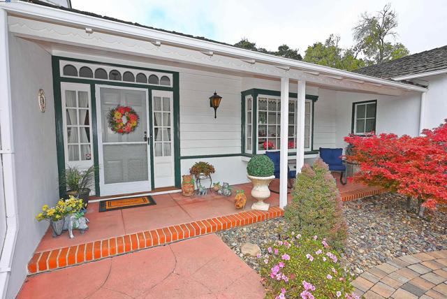 1380 E Juana Ave, San Leandro CA: https://media.crmls.org/mediaz/fd3cc55e-ee29-431a-814e-6a205f33f15d.jpg