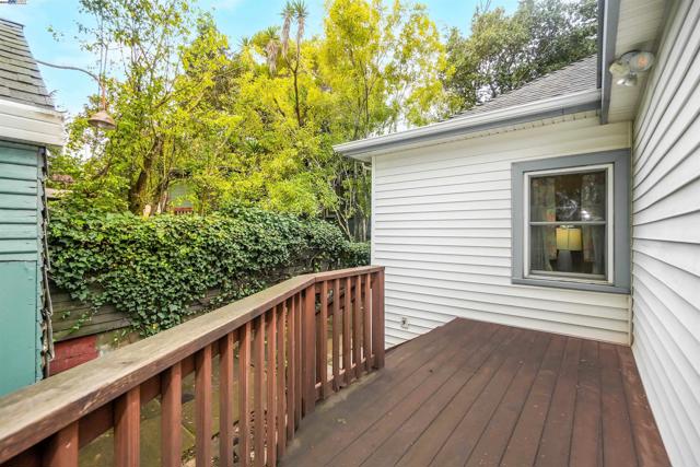 3908 Archmont Pl, Oakland CA: https://media.crmls.org/mediaz/fd3cc60e-4824-4d36-99b2-8373de8380b7.jpg