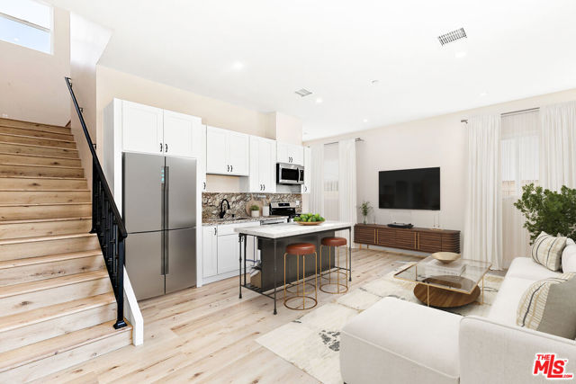 16698 W Moorpark Street, Encino CA: https://media.crmls.org/mediaz/fd3d1708-0456-429b-8fd6-5963963993eb.jpg