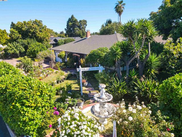 37621 Glenmoor Dr, Fremont CA: https://media.crmls.org/mediaz/fd3e6ed3-d975-484e-a3a9-474f9e35e982.jpg