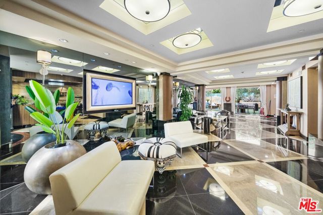1318 Roxbury Drive, Los Angeles CA: https://media.crmls.org/mediaz/fd3e7fdd-f7f8-4d70-852b-a368b1320d99.jpg