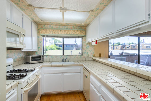 14311 Hartsook Street, Sherman Oaks CA: https://media.crmls.org/mediaz/fd3f8b1a-fd89-4402-ad80-6b4fd2e8736e.jpg