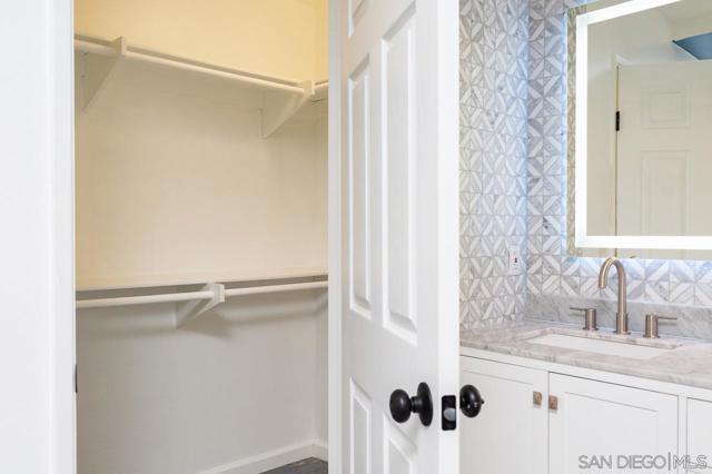 12274 Gay Rio Dr, Lakeside CA: https://media.crmls.org/mediaz/fd40599b-9494-482c-9c17-493bb7c941e0.jpg