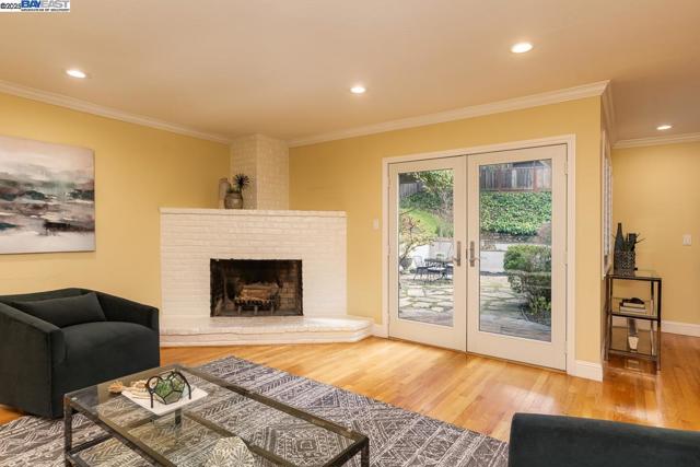 10 Easton Ct, Orinda CA: https://media.crmls.org/mediaz/fd4095cb-83ad-42e1-bf33-2e5d2678f630.jpg