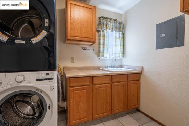 1003 Linda Vista Way, Rio Vista CA: https://media.crmls.org/mediaz/fd417212-fa8a-460d-a6df-833e19c18c67.jpg