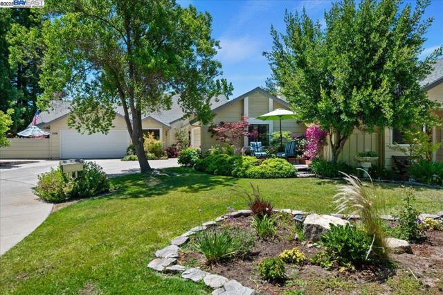 2587 Chablis Way, Livermore CA: https://media.crmls.org/mediaz/fd417862-2bf4-411d-a11d-0df132ed7ec7.jpg