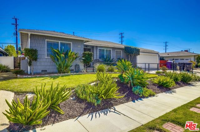 1060 E 45th Way, Long Beach CA: https://media.crmls.org/mediaz/fd41bb81-2b7c-4852-ad2f-e0ea174032d1.jpg