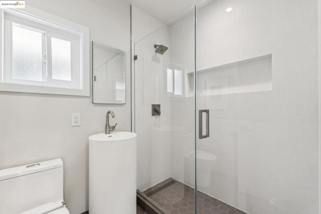 1026 Court St, Alameda CA: https://media.crmls.org/mediaz/fd425b4d-b7ba-435d-b4b4-8cc47cd29fe2.jpg