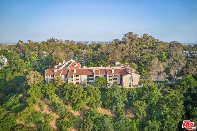 4275 Via Arbolada, Los Angeles CA: https://media.crmls.org/mediaz/fd42c3fe-775a-472d-872a-17b265b89c96.jpg