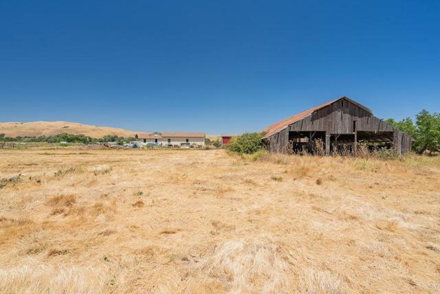 7327 Lovers Lane, Hollister CA: https://media.crmls.org/mediaz/fd43aae9-08e8-42de-9cb4-681235a1c435.jpg
