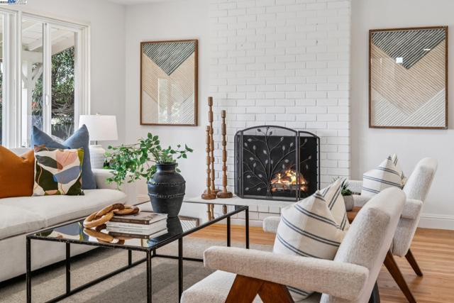 598 CRESTMONT DRIVE, Oakland CA: https://media.crmls.org/mediaz/fd43decc-864b-425a-8967-c3ff57c8ef3e.jpg