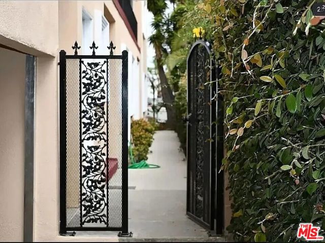 1028 12th Street, Santa Monica CA: https://media.crmls.org/mediaz/fd43df89-6843-4f38-b041-4f01337c2ce3.jpg