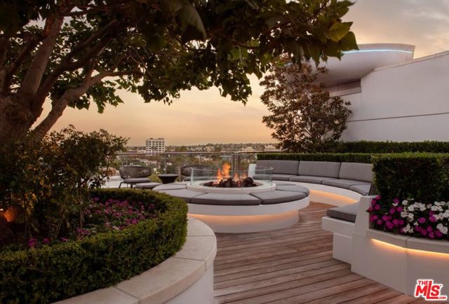8500 Burton Way, Los Angeles CA: https://media.crmls.org/mediaz/fd45d801-4451-43bd-a47e-48e8ed6ccf0a.jpg