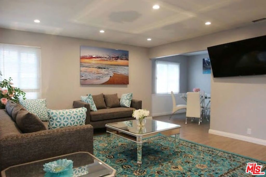 8719 YORKTOWN Avenue