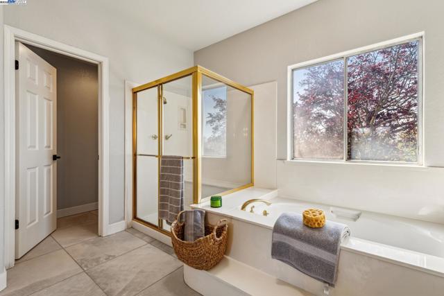 121 Jervis Bay, Alameda CA: https://media.crmls.org/mediaz/fd470509-df10-400a-9beb-781fc6631270.jpg