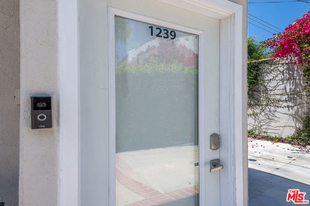 1239 S Orange Drive, Los Angeles CA: https://media.crmls.org/mediaz/fd4941ef-8b40-422a-960f-447a2151ab0e.jpg