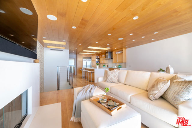 11950 BEACH CLUB Way, Malibu CA: https://media.crmls.org/mediaz/fd497a73-4a8f-4554-a25f-6319b4070f02.jpg