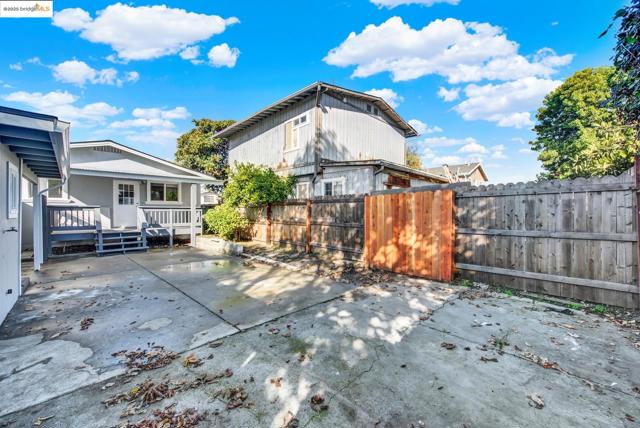 1232 78Th Ave, Oakland CA: https://media.crmls.org/mediaz/fd4aca08-6dbe-4dca-9d28-91801de99641.jpg