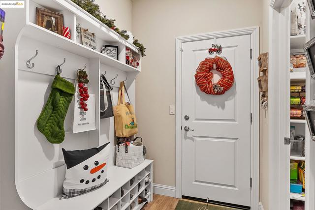 716 Cabada Dr, Brentwood CA: https://media.crmls.org/mediaz/fd4af9b1-7456-4d8b-b0b0-d3838d446574.jpg