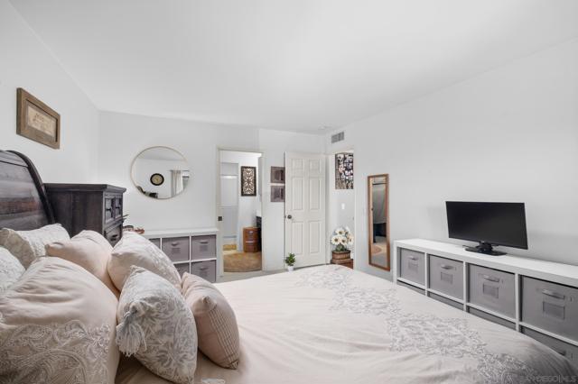 17885 Caminito Pinero, San Diego CA: https://media.crmls.org/mediaz/fd4c7460-e1fb-492a-849b-078a1250920f.jpg