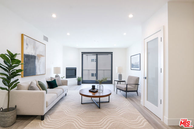 11800 Courtleigh Drive, Los Angeles CA: https://media.crmls.org/mediaz/fd4c7b9e-a003-4634-a090-65f05c8ee490.jpg