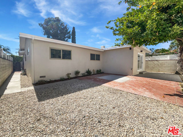 5736 Vantage Avenue, Valley Village CA: https://media.crmls.org/mediaz/fd4cedf8-debb-4254-8732-30442590ce6a.jpg