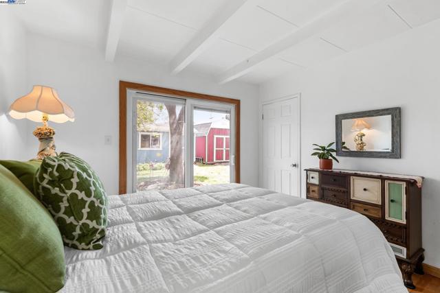 6364 Noel Ave, Newark CA: https://media.crmls.org/mediaz/fd4d0a84-b1d0-4ba6-85c7-0980fbb6b6f4.jpg
