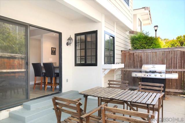 3949 Caminito Del Mar Surf, San Diego CA: https://media.crmls.org/mediaz/fd4d79f8-041b-409a-8fb7-38b2ee034a28.jpg