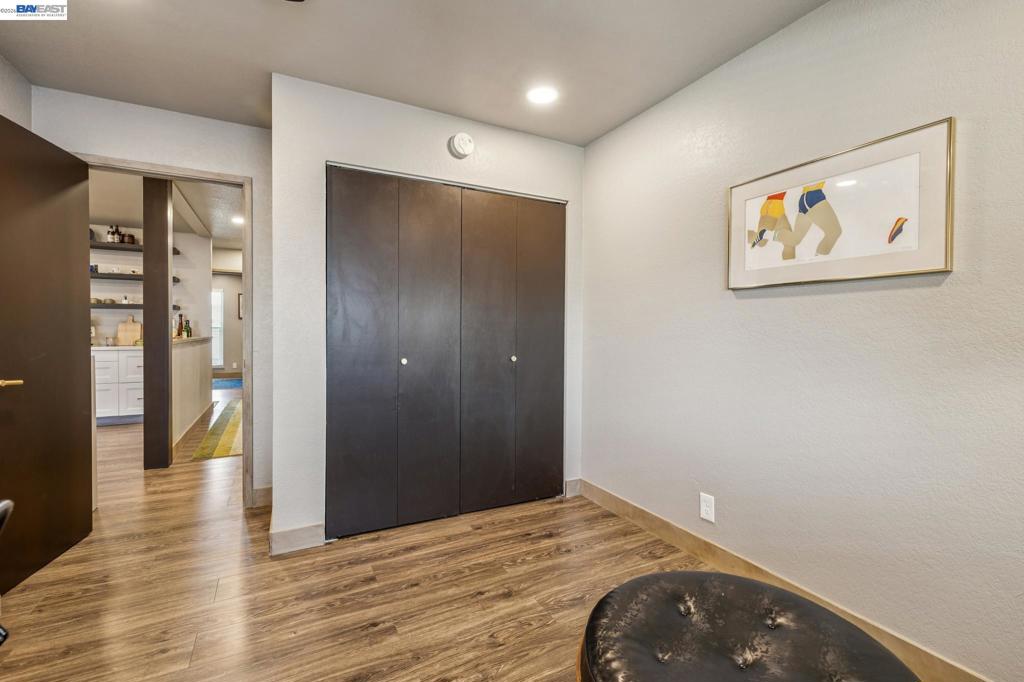 https://media.crmls.org/mediaz/fd4df893-2486-4afb-8a5a-5c9bde9f71d4.jpg?preset=X-Large