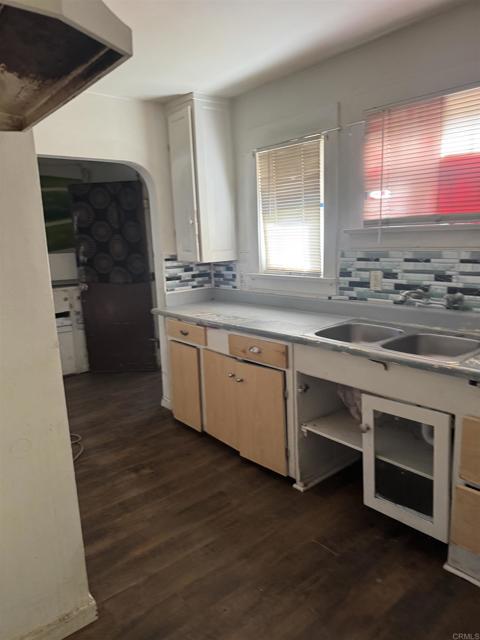 698 J Street, Chula Vista CA: https://media.crmls.org/mediaz/fd4e2c6e-b87a-40c7-b654-9a3780afbdab.jpg