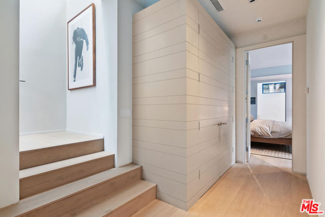 431 W Rustic Road, Santa Monica CA: https://media.crmls.org/mediaz/fd4f18ab-122b-4071-aee3-41a6fe8153d7.jpg
