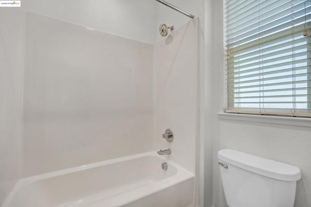 18499 Lewiston Dr, Lathrop CA: https://media.crmls.org/mediaz/fd4f1df0-f452-4d58-a25f-cc79adb1886a.jpg