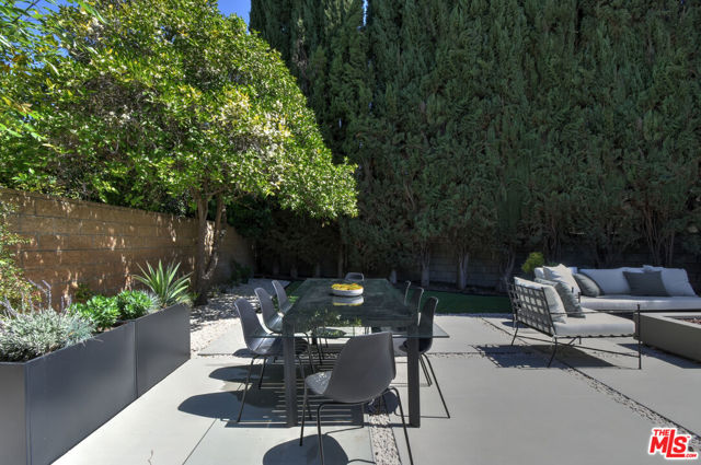 15431 Milbank Street, Encino CA: https://media.crmls.org/mediaz/fd4fb036-2228-4c70-bf63-88cd50a066c2.jpg