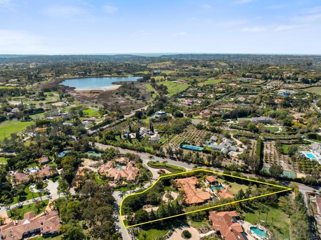 18050 Rancho La Cima Corte, Rancho Santa Fe CA: https://media.crmls.org/mediaz/fd4fbc6e-a7ae-44a8-b659-c73bc6b46304.jpg