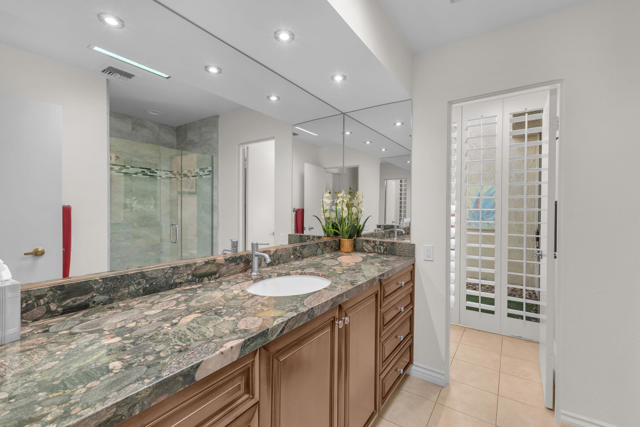 5 Stanford Drive, Rancho Mirage CA: https://media.crmls.org/mediaz/fd50a4e8-2795-4778-8bca-663ab61cb8a0.jpg
