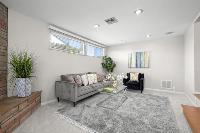 3833 Tomahawk Ln, San Diego CA: https://media.crmls.org/mediaz/fd50b2f5-4a6e-4978-98f9-3239760f9279.jpg