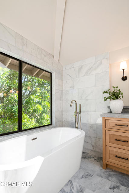 4212 Par Five Drive, Westlake Village CA: https://media.crmls.org/mediaz/fd50bd11-1b8e-4a56-b771-0d8f888b3b0e.jpg