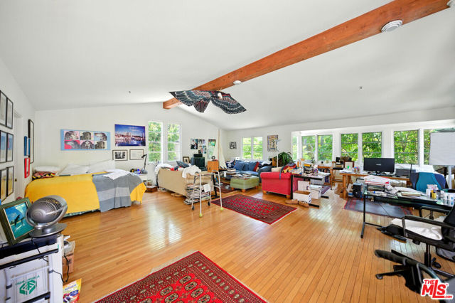 602 N Crescent Drive, Beverly Hills CA: https://media.crmls.org/mediaz/fd510c09-b2cc-4ea4-aae5-179dd4b8bc55.jpg