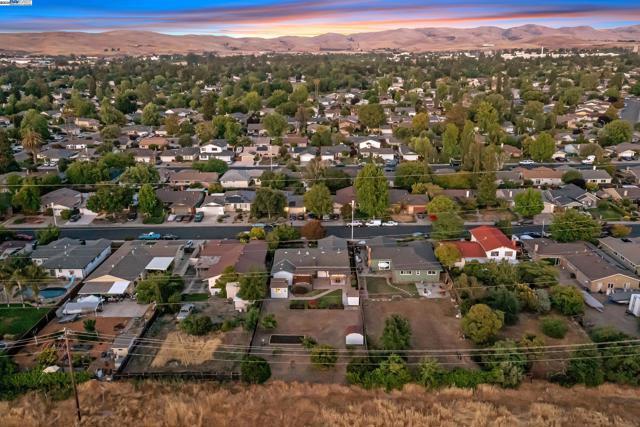 613 Joyce St, Livermore CA: https://media.crmls.org/mediaz/fd513b79-8c87-447c-b219-ec9b16f6b6c9.jpg
