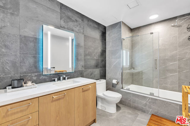 400 S Broadway, Los Angeles CA: https://media.crmls.org/mediaz/fd52638a-c199-407e-a7e3-a2468544c10c.jpg