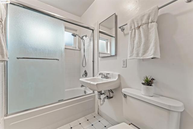 389 Somerset Rd, Piedmont CA: https://media.crmls.org/mediaz/fd52c461-291e-4381-844a-ed1369bf11be.jpg