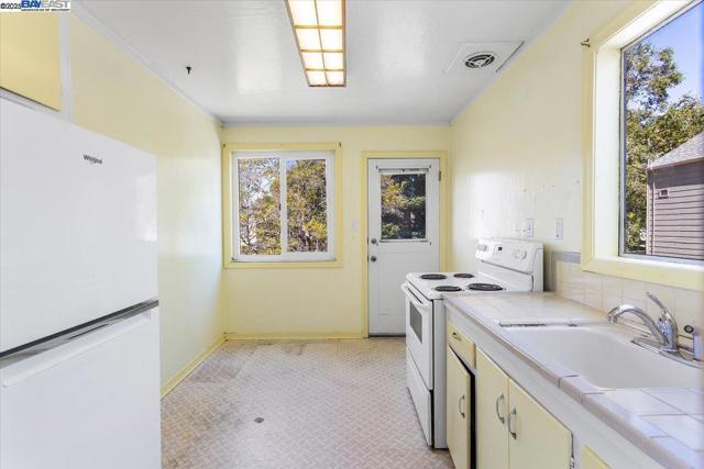 2255 Lincoln Ave., Alameda CA: https://media.crmls.org/mediaz/fd52f65a-f02b-47a4-951d-b0db77ac253b.jpg