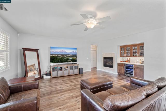 812 Westgate Drive, Vacaville CA: https://media.crmls.org/mediaz/fd53af4a-4101-4f01-a8bf-b082e5580855.jpg