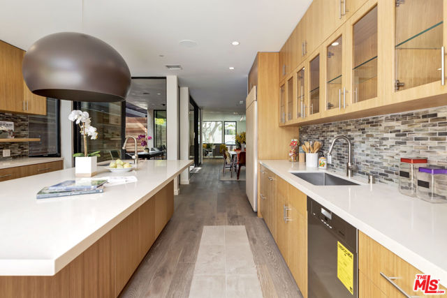 139 Hollister Avenue, Santa Monica CA: https://media.crmls.org/mediaz/fd54670f-ef02-464f-91d3-e9bbe392b6c4.jpg