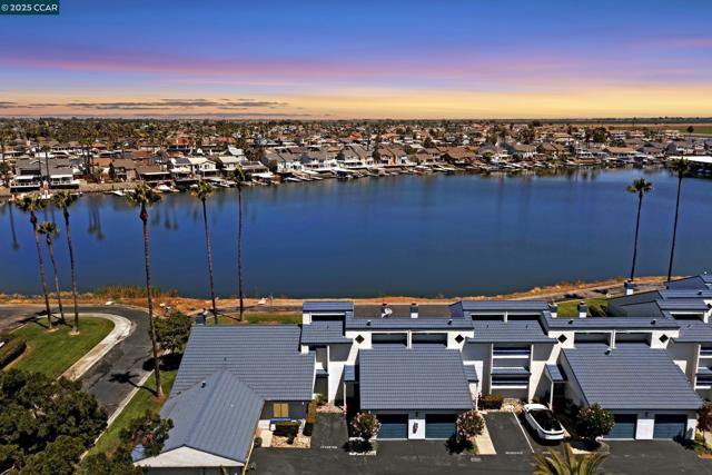 5727 Cutter Loop, Discovery Bay CA: https://media.crmls.org/mediaz/fd54da91-a418-4f94-90d8-ebf876f36dd4.jpg