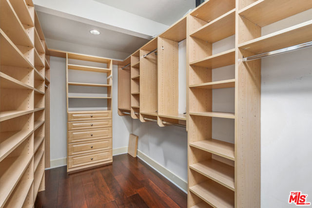 2771 Claray Drive, Los Angeles CA: https://media.crmls.org/mediaz/fd54feb7-887f-4e49-b95b-d42269d714cb.jpg