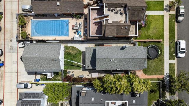 131 H Avenue, Coronado CA: https://media.crmls.org/mediaz/fd56157d-76bb-41be-aa88-5ced994e3cee.jpg