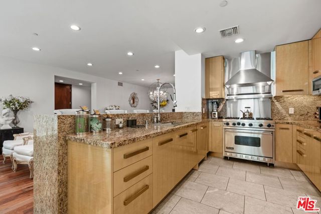 447 N Doheny Drive, Beverly Hills CA: https://media.crmls.org/mediaz/fd56c5b2-2d7b-4f5e-bf84-3e9a85233237.jpg