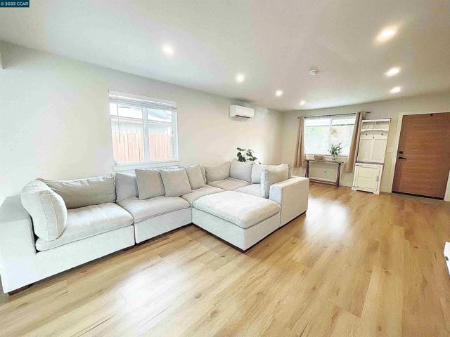 1923 Juliesse Avenue, Sacramento CA: https://media.crmls.org/mediaz/fd57e68b-61c9-4e8a-a957-48183a12a473.jpg